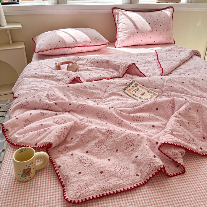 91家纺网 家纺一手货源 找家纺 欧尚 2026新款泡芙纱三角针床盖夏被四件套 描线小猫粉