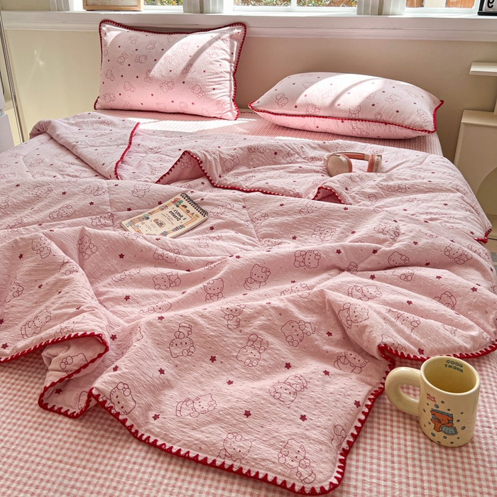 91家纺网 家纺一手货源 找家纺 欧尚 2026新款泡芙纱三角针床盖夏被四件套 描线小猫粉