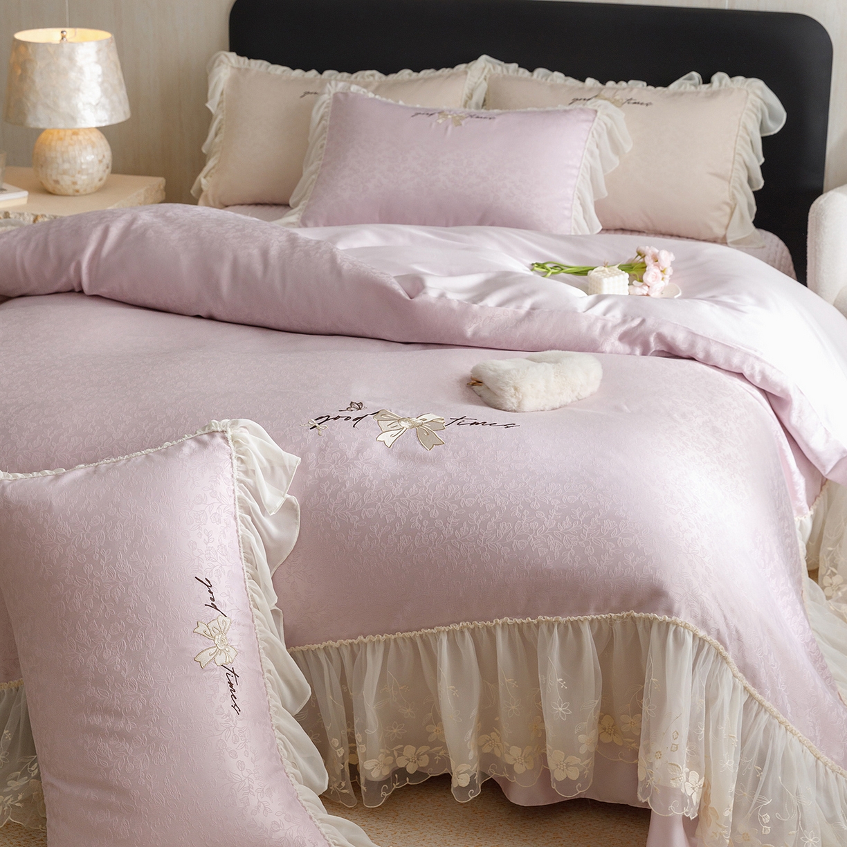 91家纺网 家纺一手货源 找家纺 绒棉世家 2026新款提花冰丝刺绣床盖四件套 蝴蝶结-雅紫