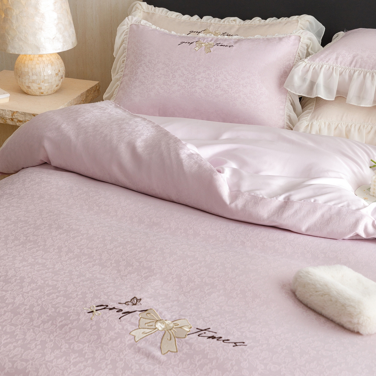 91家纺网 家纺一手货源 找家纺 绒棉世家 2026新款提花冰丝刺绣床盖四件套 蝴蝶结-雅紫