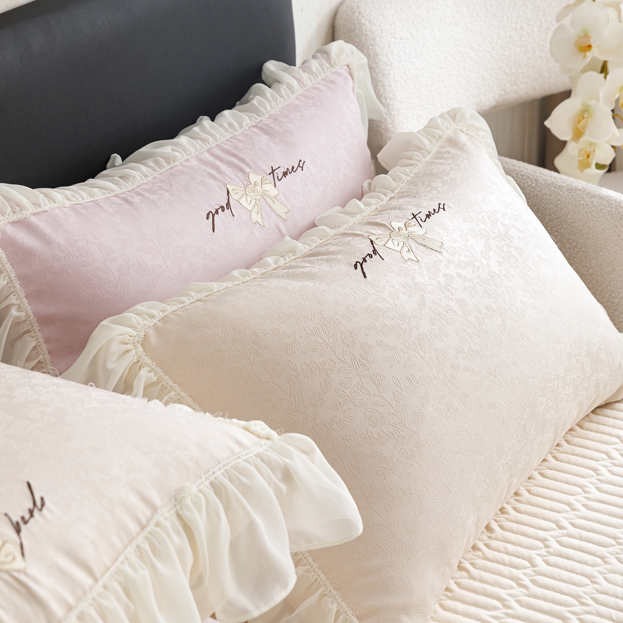 91家纺网 家纺一手货源 找家纺 绒棉世家 2026新款提花冰丝刺绣床盖四件套 蝴蝶结-奶白