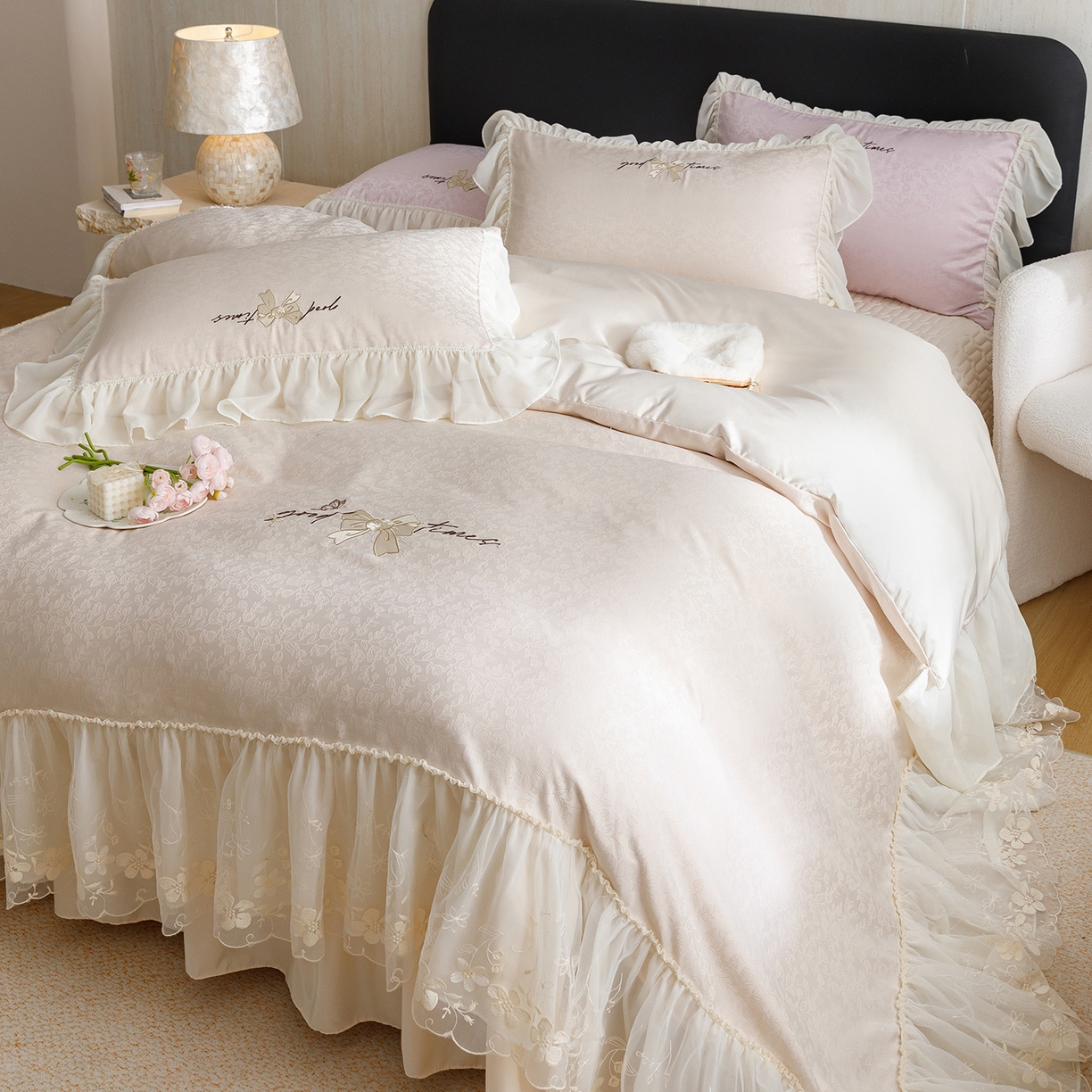 91家纺网 家纺一手货源 找家纺 绒棉世家 2026新款提花冰丝刺绣床盖四件套 蝴蝶结-奶白