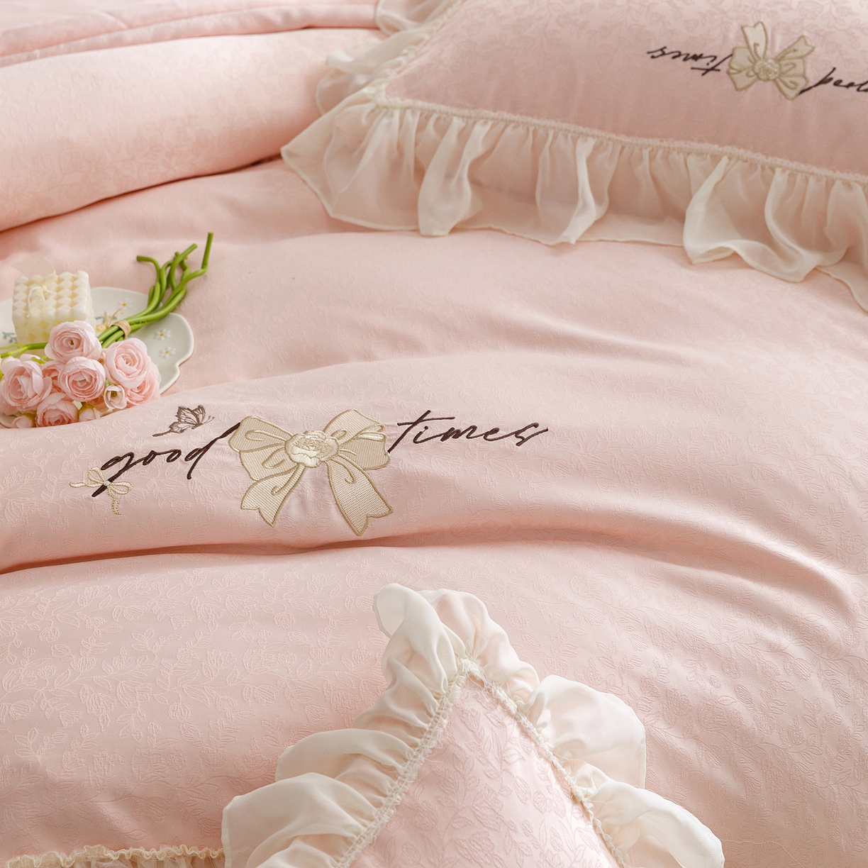 91家纺网 家纺一手货源 找家纺 绒棉世家 2026新款提花冰丝刺绣床盖四件套 蝴蝶结-粉玉