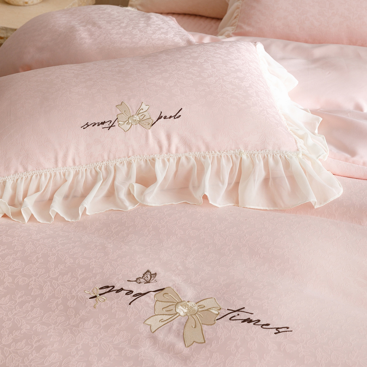 91家纺网 家纺一手货源 找家纺 绒棉世家 2026新款提花冰丝刺绣床盖四件套 蝴蝶结-粉玉