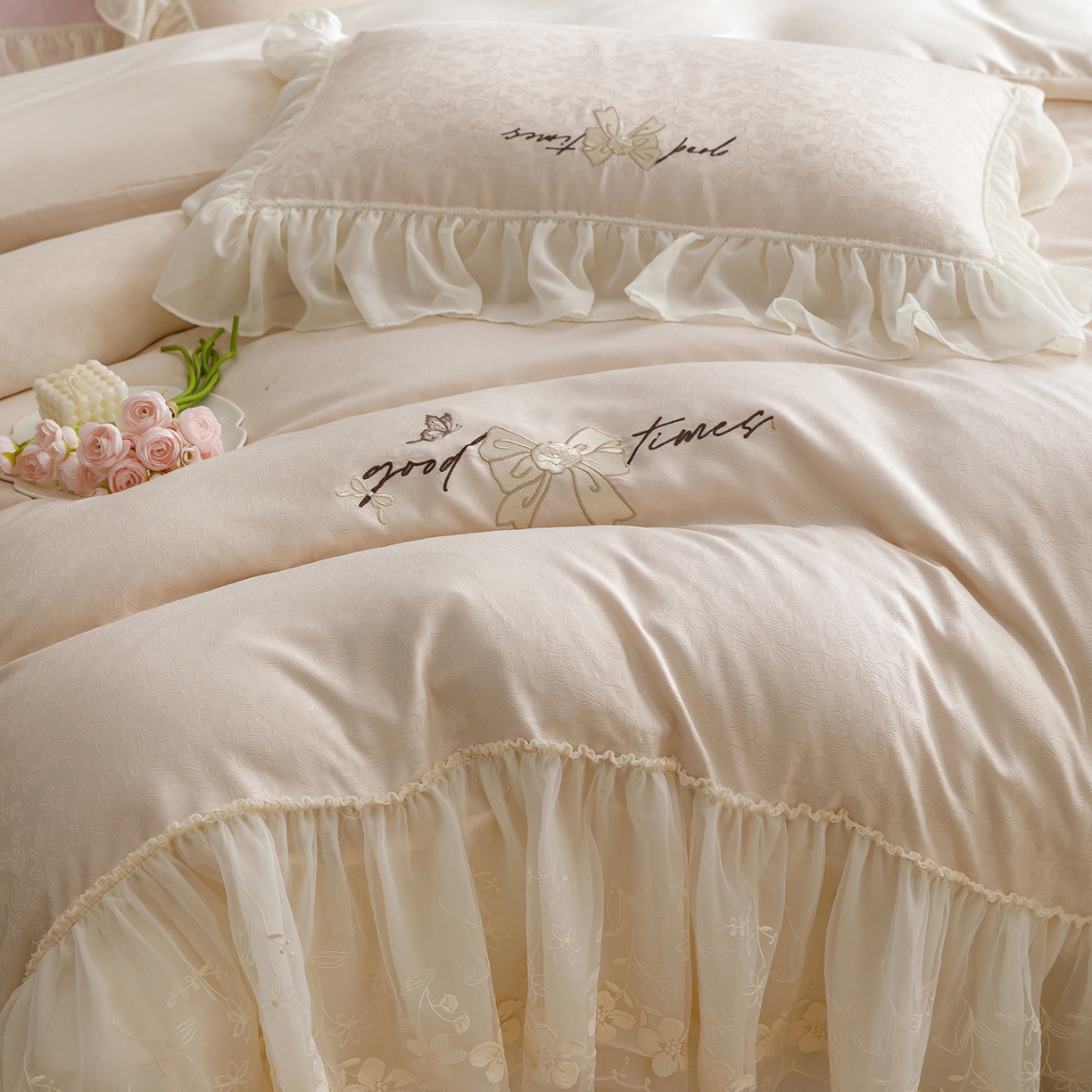 91家纺网 家纺一手货源 找家纺 绒棉世家 2026新款提花冰丝刺绣床盖四件套 蝴蝶结-奶白