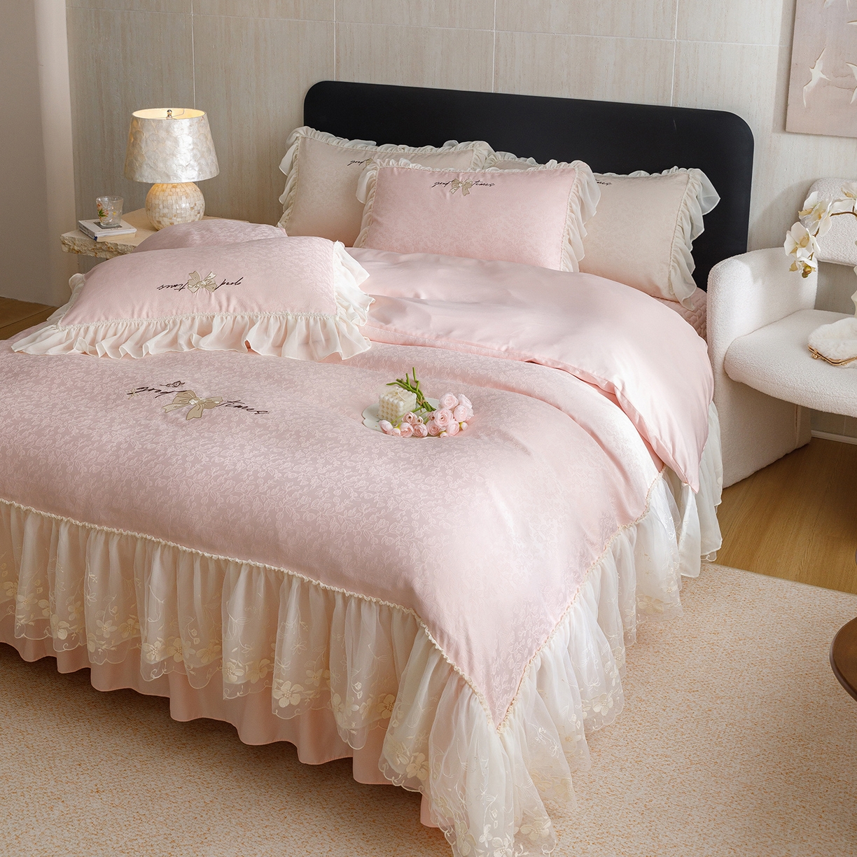 91家纺网 家纺一手货源 找家纺 绒棉世家 2026新款提花冰丝刺绣床盖四件套 蝴蝶结-粉玉