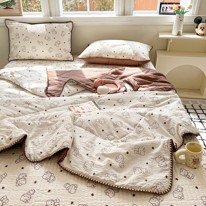 91家纺网 家纺一手货源 找家纺 欧尚 2026新款泡芙纱三角针床盖夏被四件套 描线小猫咖