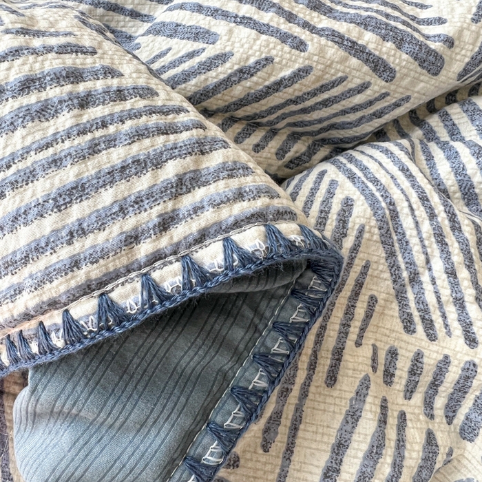 91家纺网 家纺一手货源 找家纺 欧尚 2026新款泡芙纱三角针床盖夏被四件套 浅川纹