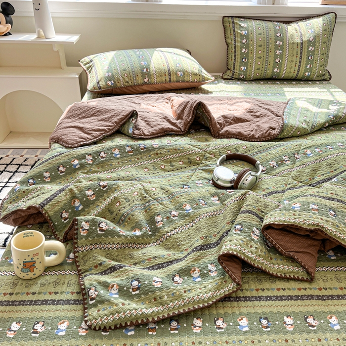 91家纺网 家纺一手货源 找家纺 欧尚 2026新款泡芙纱三角针床盖夏被四件套 森林描绘