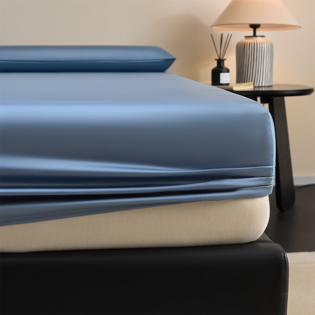 91家纺网 家纺一手货源 找家纺 DC 2026新款莱赛尔天丝纯色单品床笠 梵高蓝