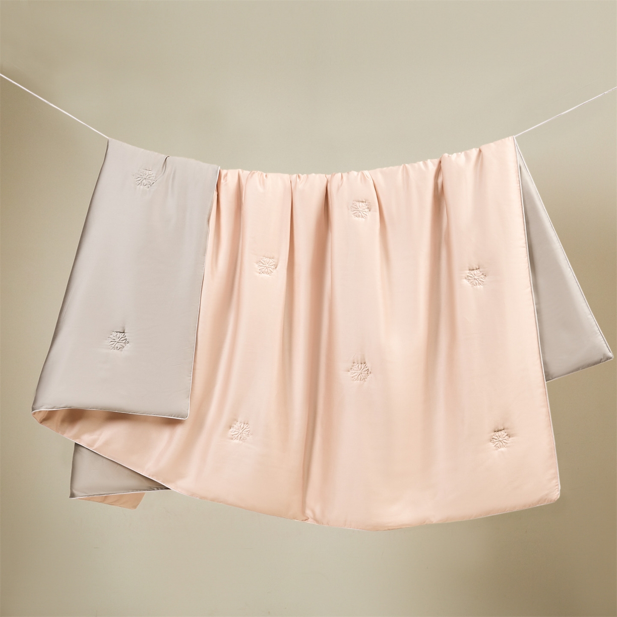 91家纺网 家纺一手货源 找家纺 无界 2026新款水洗真丝夏被-麻绳雪花绗缝-伊芙琳 伊芙琳 半熟蜜桃+冰川灰