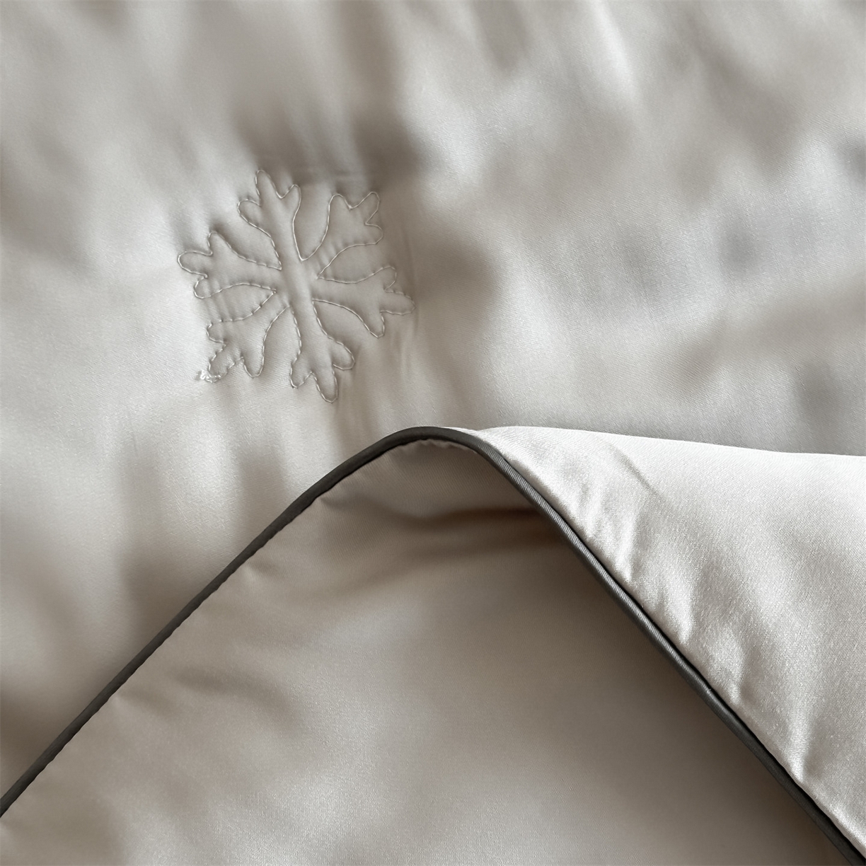 91家纺网 家纺一手货源 找家纺 无界 2026新款水洗真丝夏被-麻绳雪花绗缝-伊芙琳 伊芙琳 冰川灰