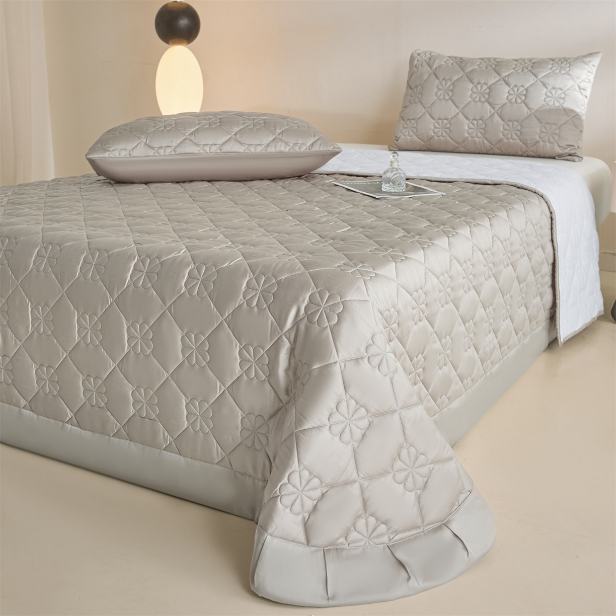 91家纺网 家纺一手货源 找家纺 （总）DC 2026新款莱赛尔天丝夹棉花朵绗缝单品床盖