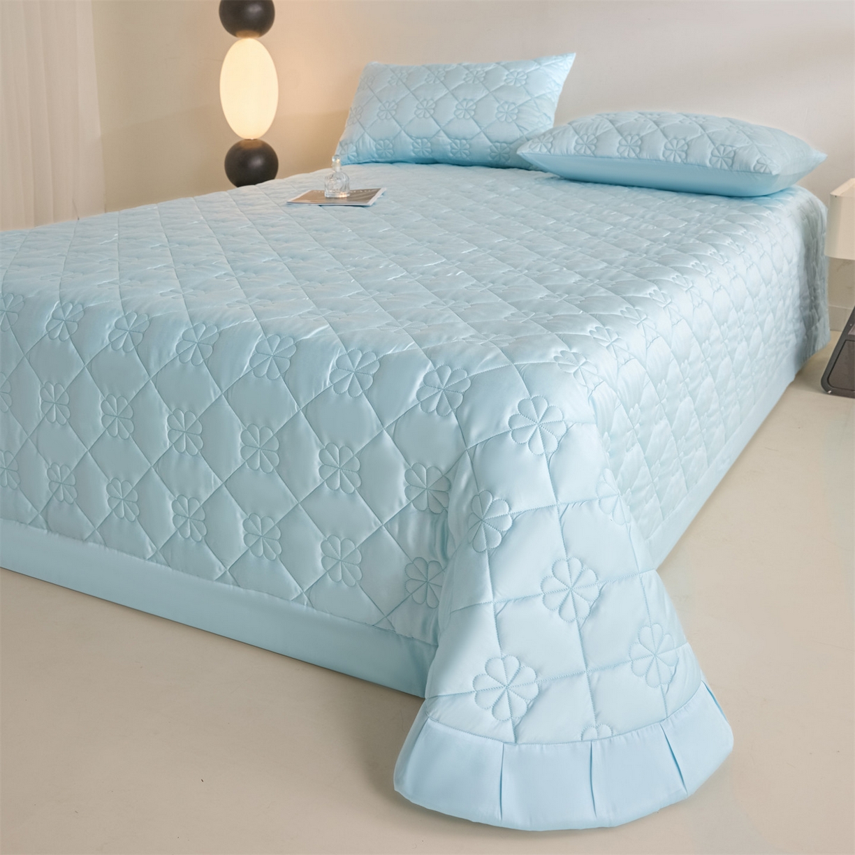 91家纺网 家纺一手货源 找家纺 DC 2026新款莱赛尔天丝夹棉花朵绗缝单品床盖 淡海蓝