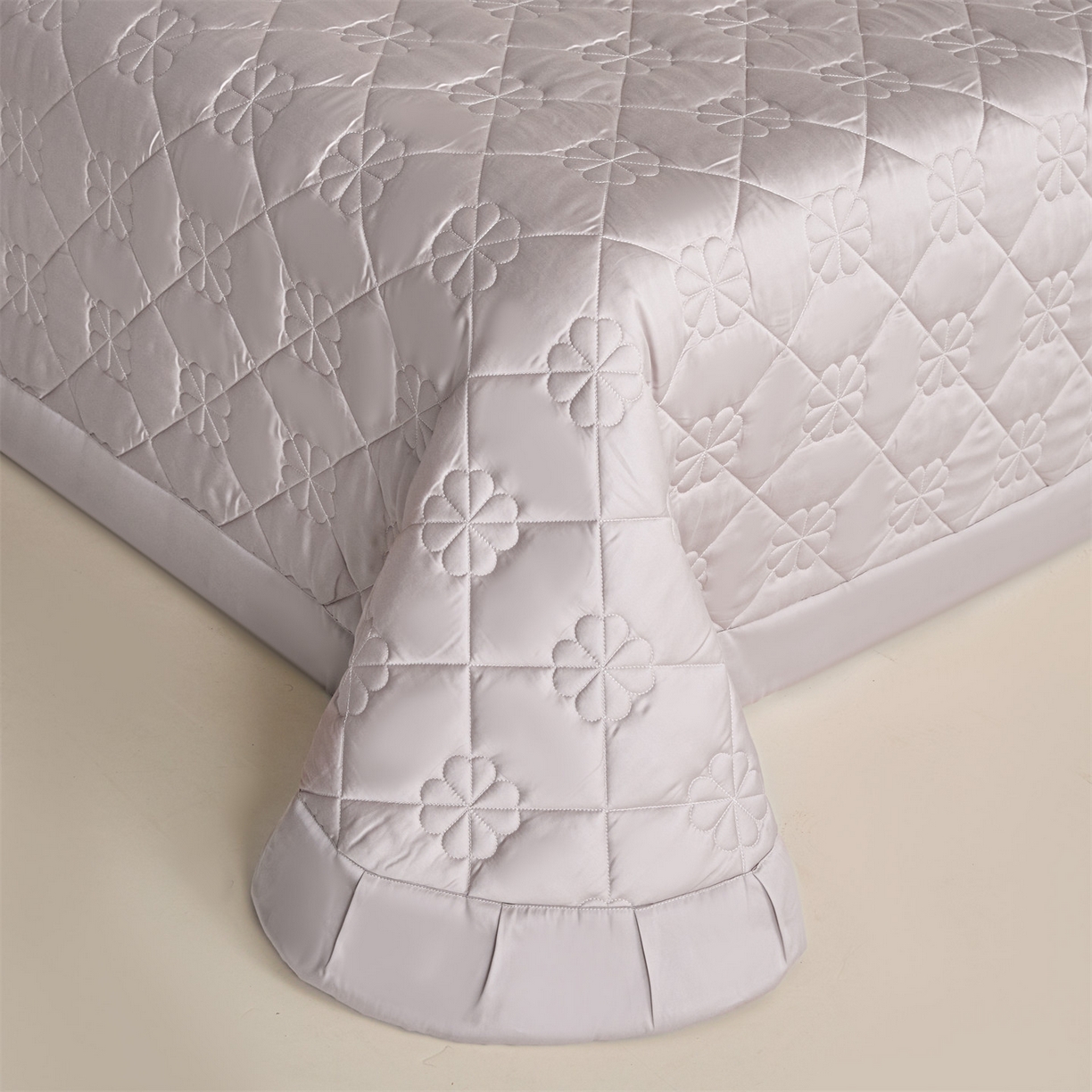 91家纺网 家纺一手货源 找家纺 DC 2026新款莱赛尔天丝夹棉花朵绗缝单品床盖 水雾紫