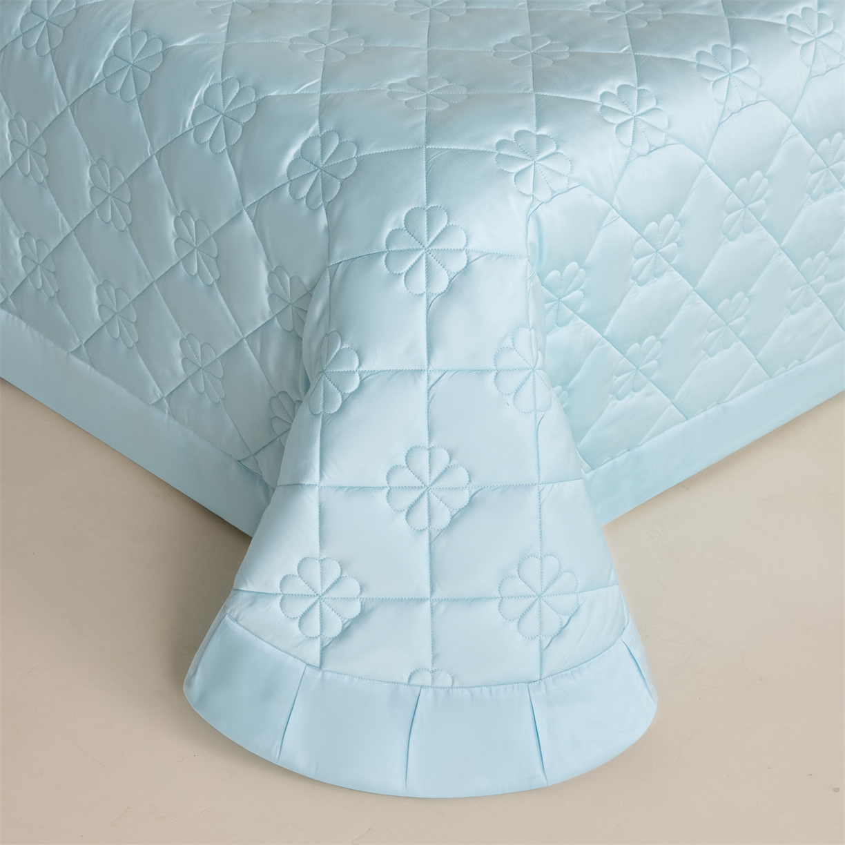 91家纺网 家纺一手货源 找家纺 DC 2026新款莱赛尔天丝夹棉花朵绗缝单品床盖 淡海蓝