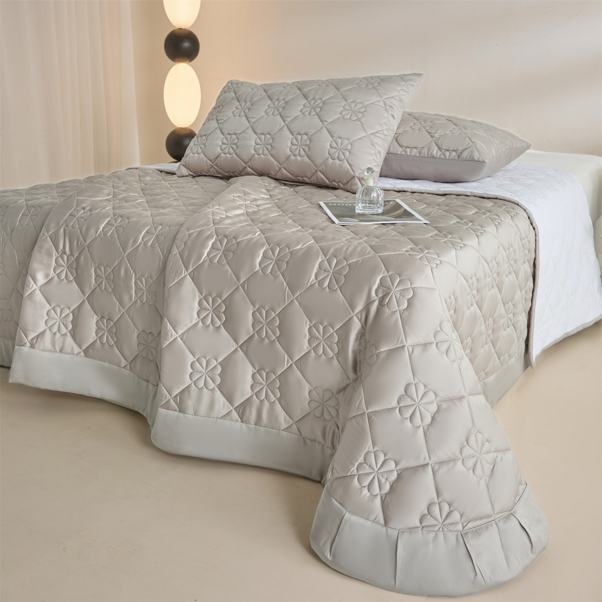 91家纺网 家纺一手货源 找家纺 DC 2026新款莱赛尔天丝夹棉花朵绗缝单品床盖 椰子灰