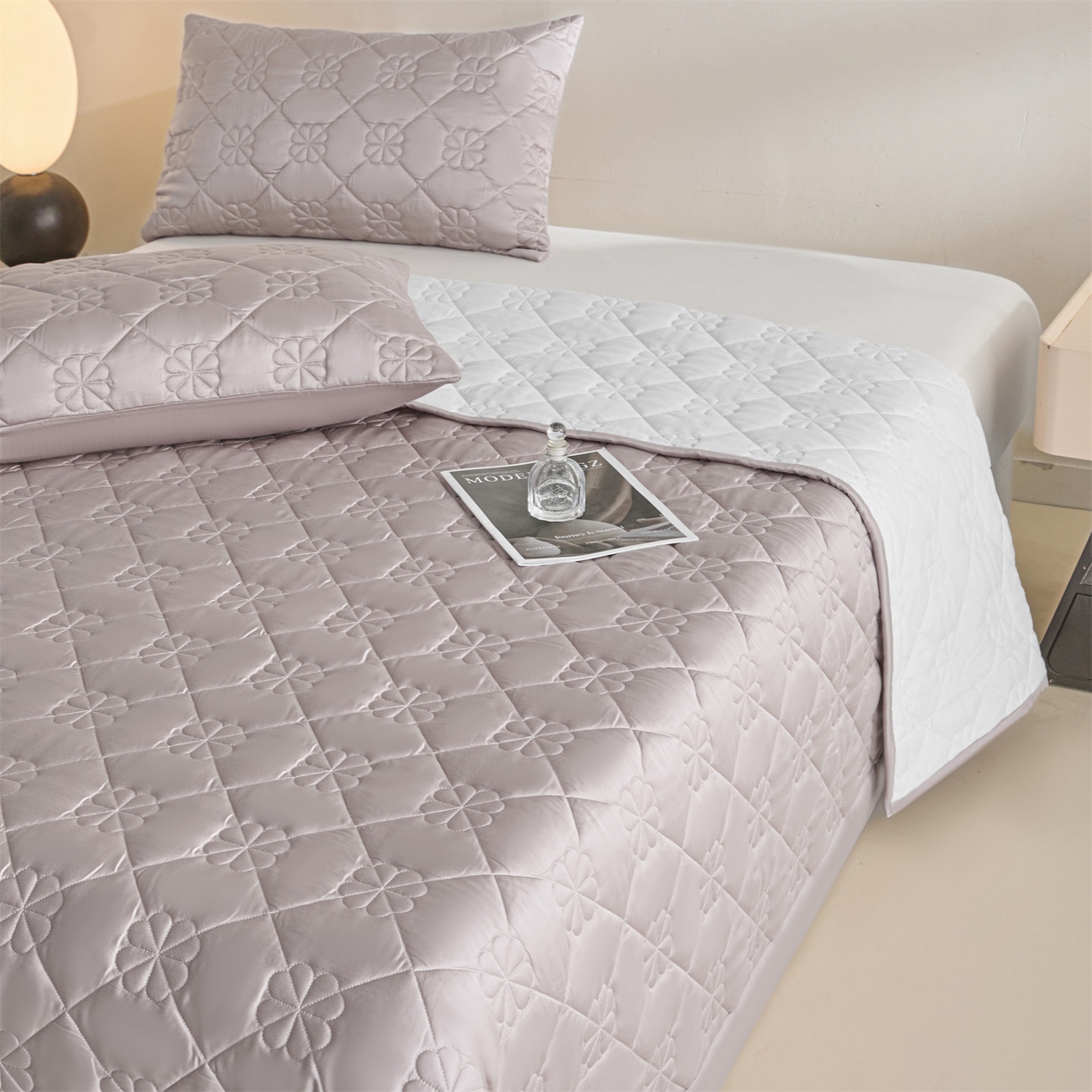 91家纺网 家纺一手货源 找家纺 DC 2026新款莱赛尔天丝夹棉花朵绗缝单品床盖 水雾紫