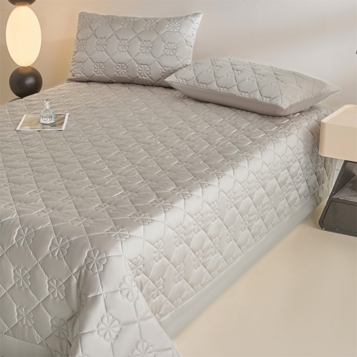 91家纺网 家纺一手货源 找家纺 DC 2026新款莱赛尔天丝夹棉花朵绗缝单品床盖 椰子灰