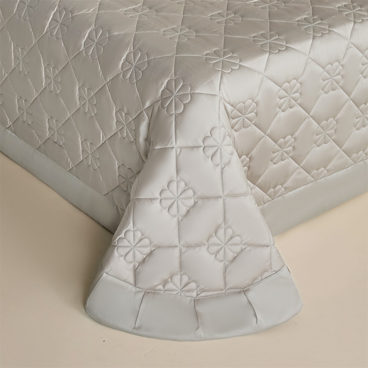 91家纺网 家纺一手货源 找家纺 DC 2026新款莱赛尔天丝夹棉花朵绗缝单品床盖 椰子灰