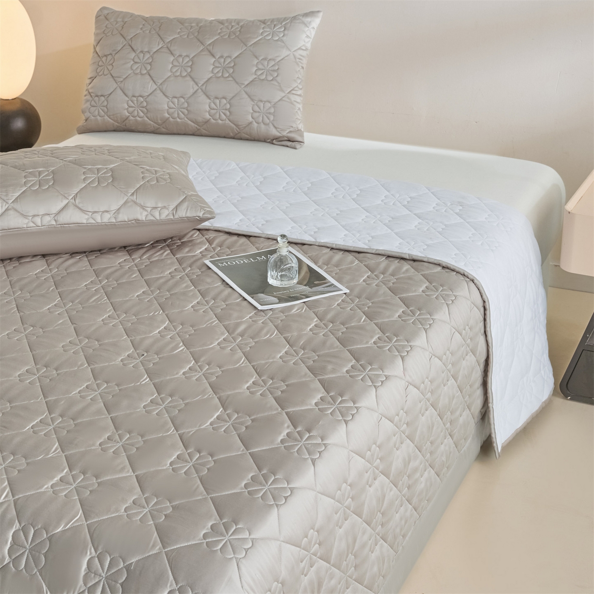 91家纺网 家纺一手货源 找家纺 DC 2026新款莱赛尔天丝夹棉花朵绗缝单品床盖 椰子灰