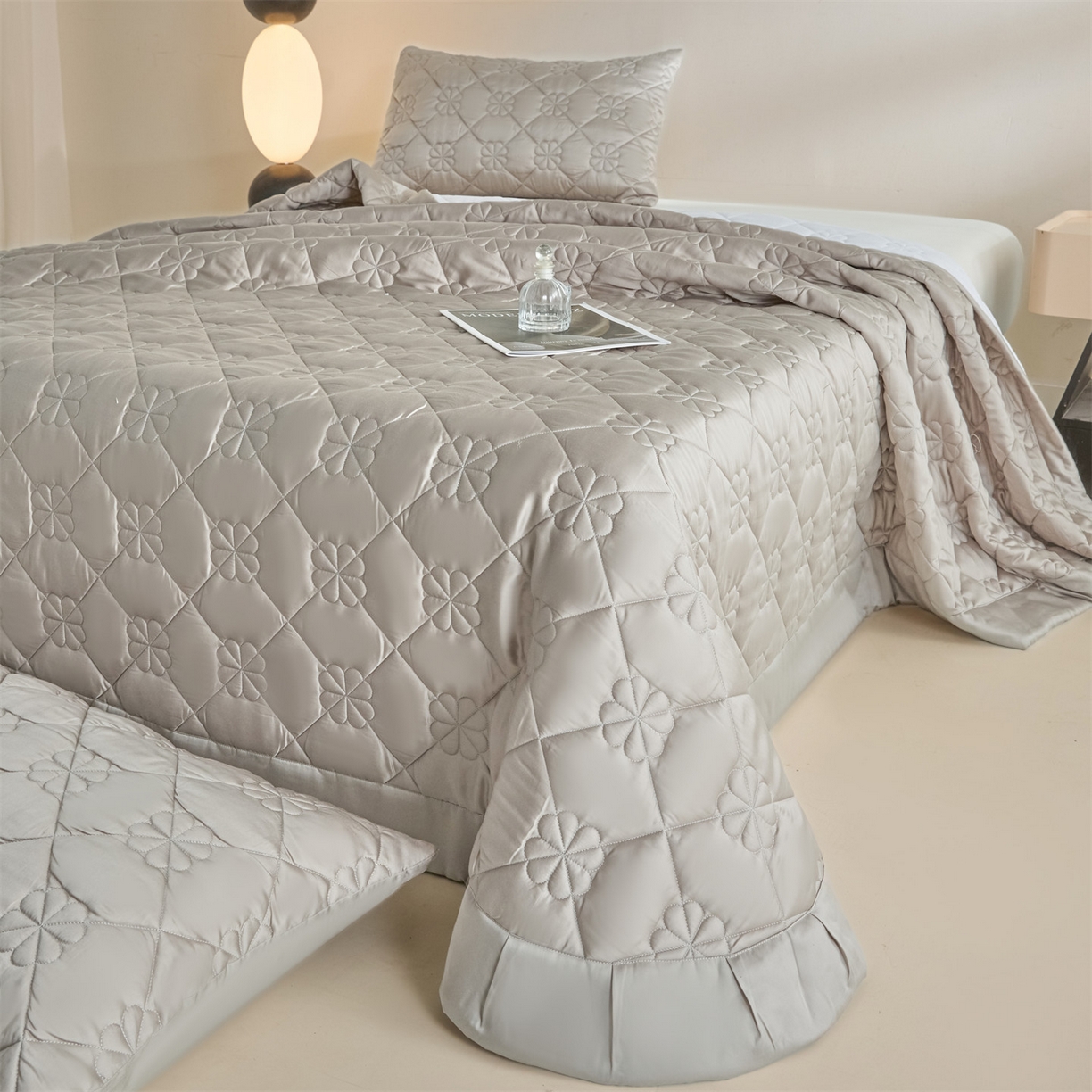 91家纺网 家纺一手货源 找家纺 DC 2026新款莱赛尔天丝夹棉花朵绗缝单品床盖 椰子灰