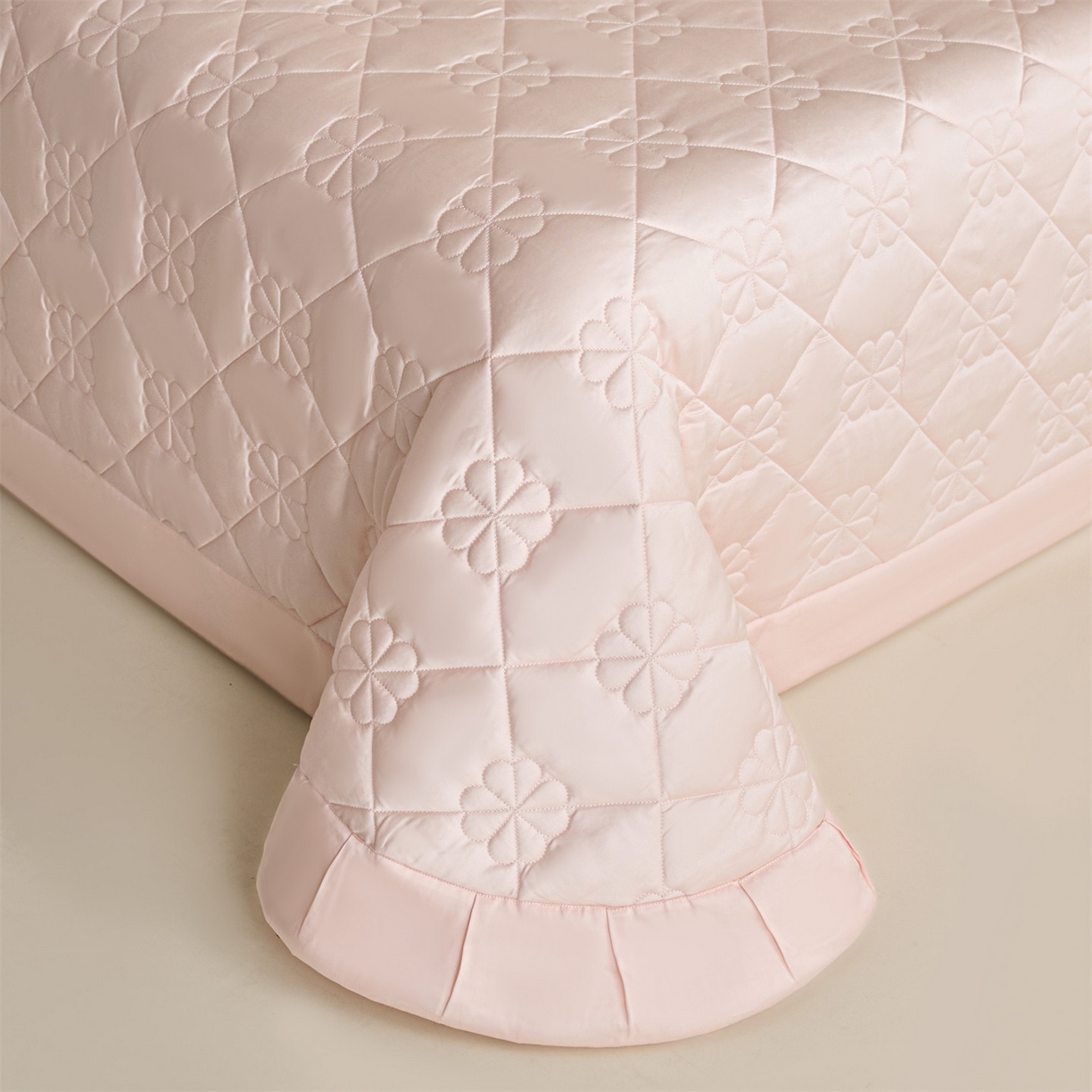 91家纺网 家纺一手货源 找家纺 DC 2026新款莱赛尔天丝夹棉花朵绗缝单品床盖 素粉