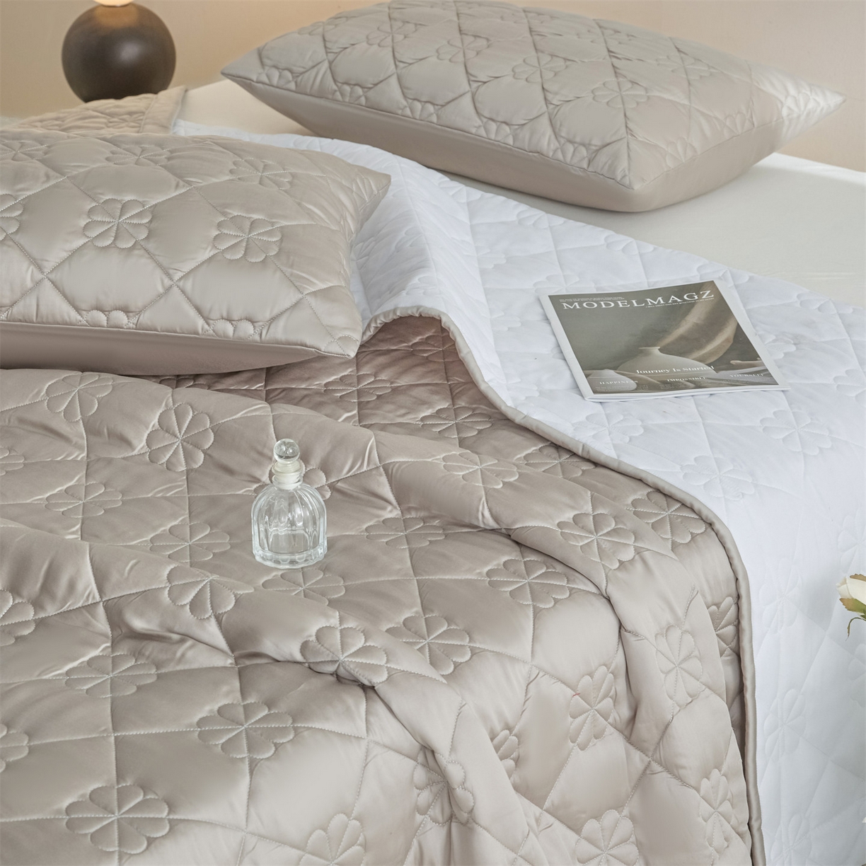 91家纺网 家纺一手货源 找家纺 DC 2026新款莱赛尔天丝夹棉花朵绗缝单品床盖 椰子灰