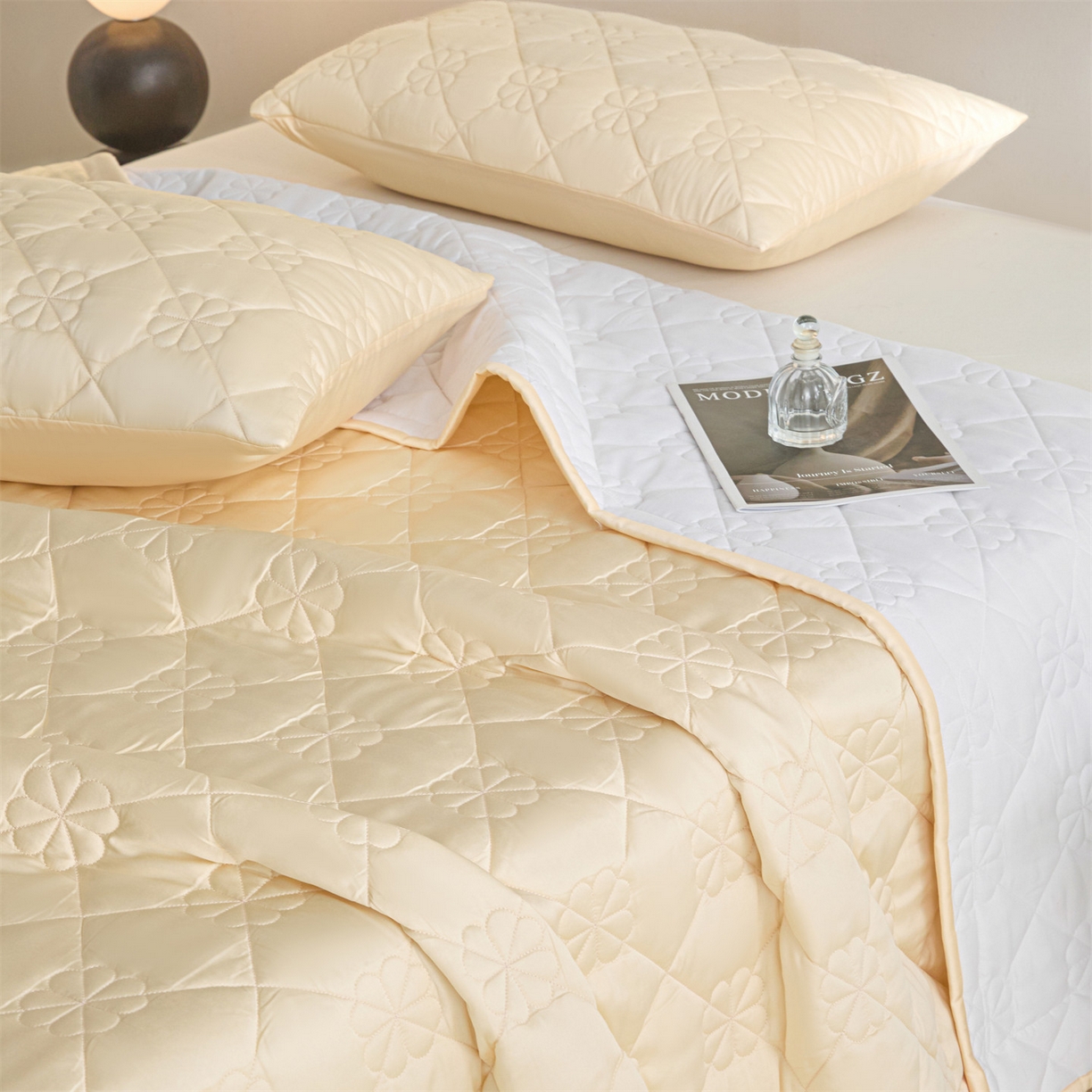 91家纺网 家纺一手货源 找家纺 DC 2026新款莱赛尔天丝夹棉花朵绗缝单品床盖 杏白