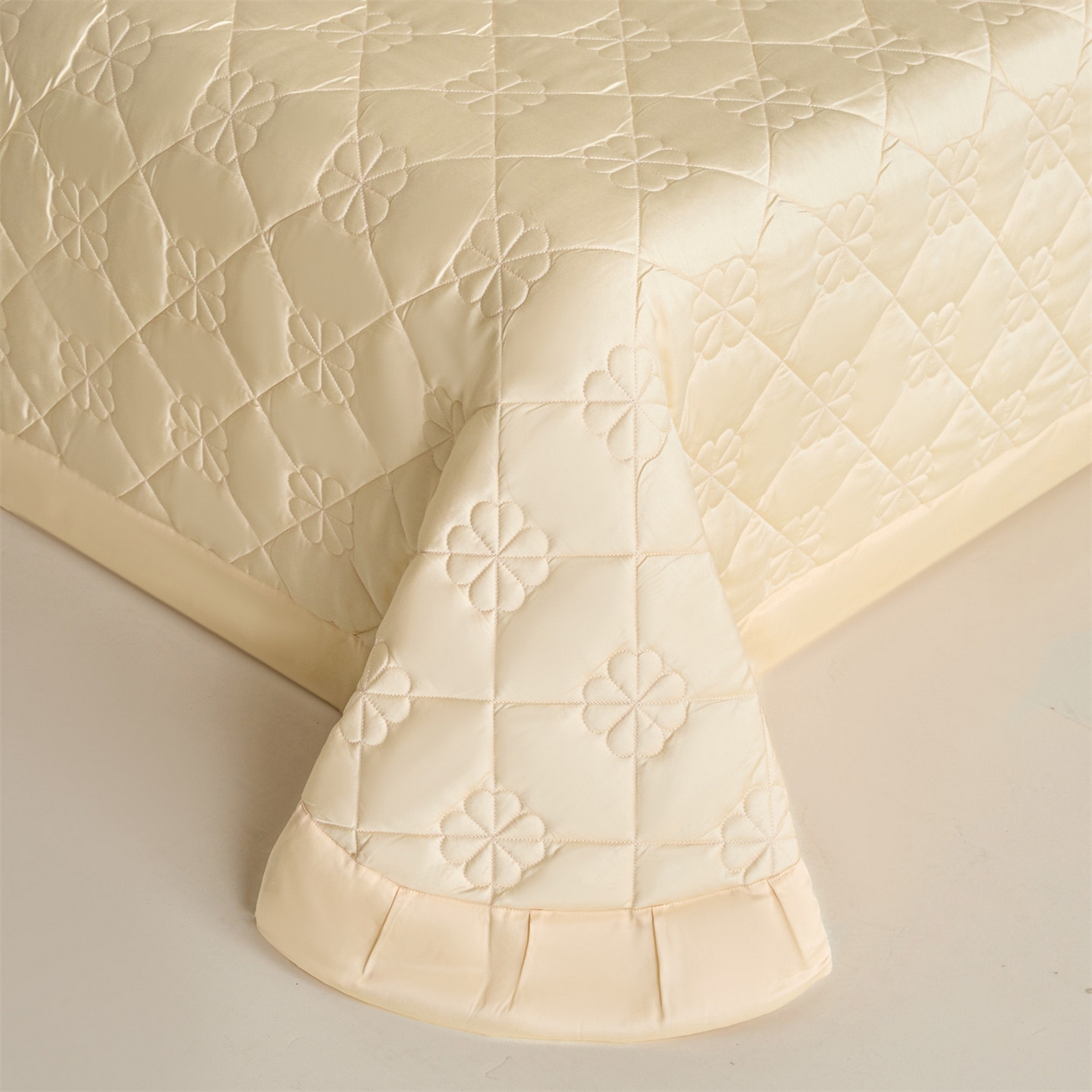 91家纺网 家纺一手货源 找家纺 DC 2026新款莱赛尔天丝夹棉花朵绗缝单品床盖 杏白