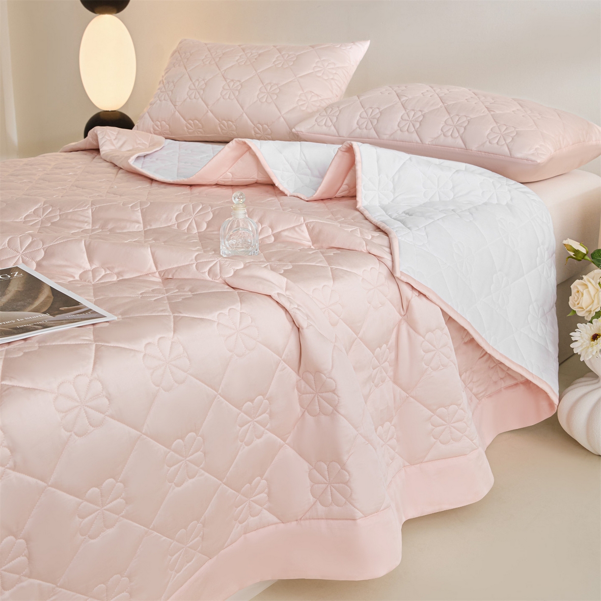 91家纺网 家纺一手货源 找家纺 DC 2026新款莱赛尔天丝夹棉花朵绗缝单品床盖 素粉