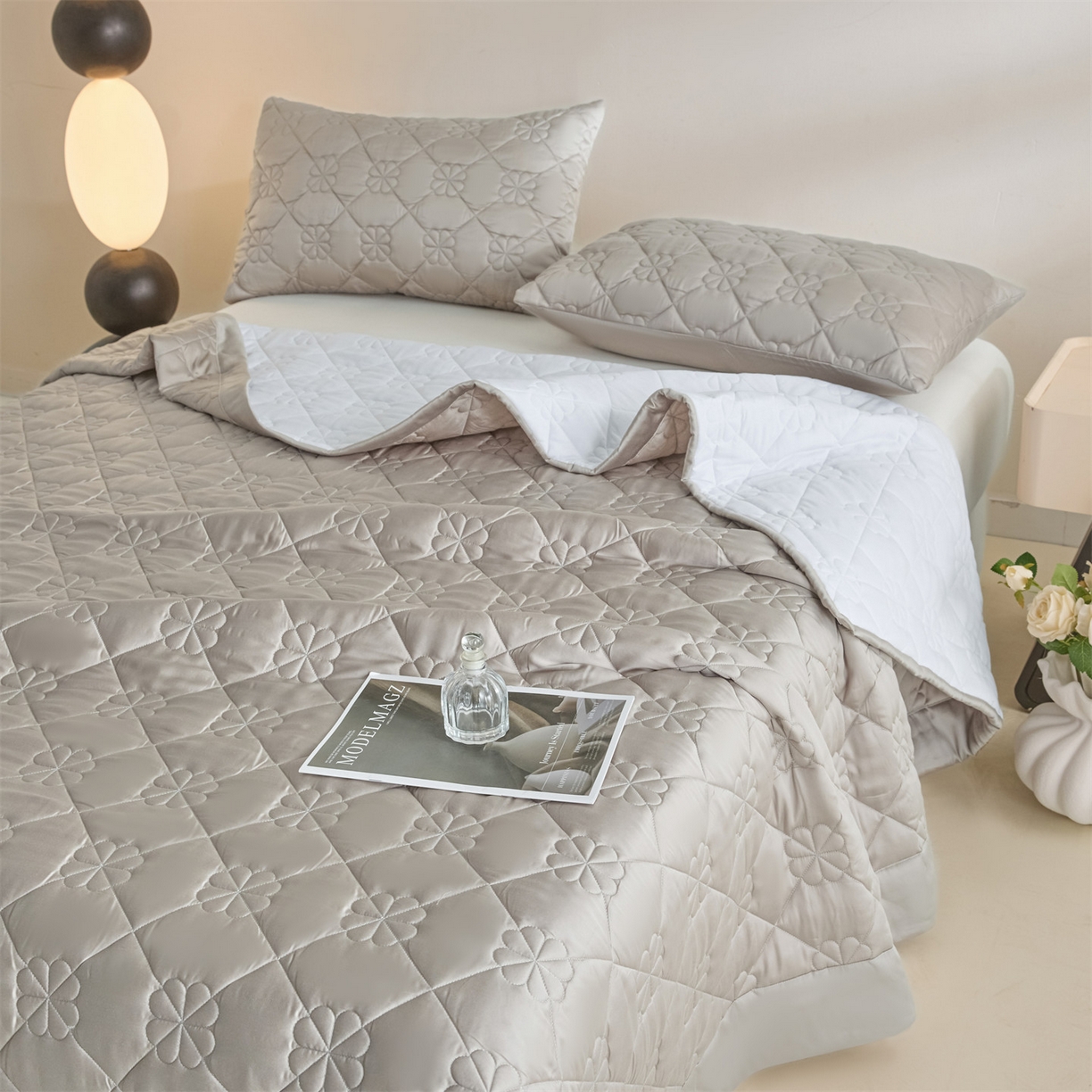 91家纺网 家纺一手货源 找家纺 DC 2026新款莱赛尔天丝夹棉花朵绗缝单品床盖 椰子灰