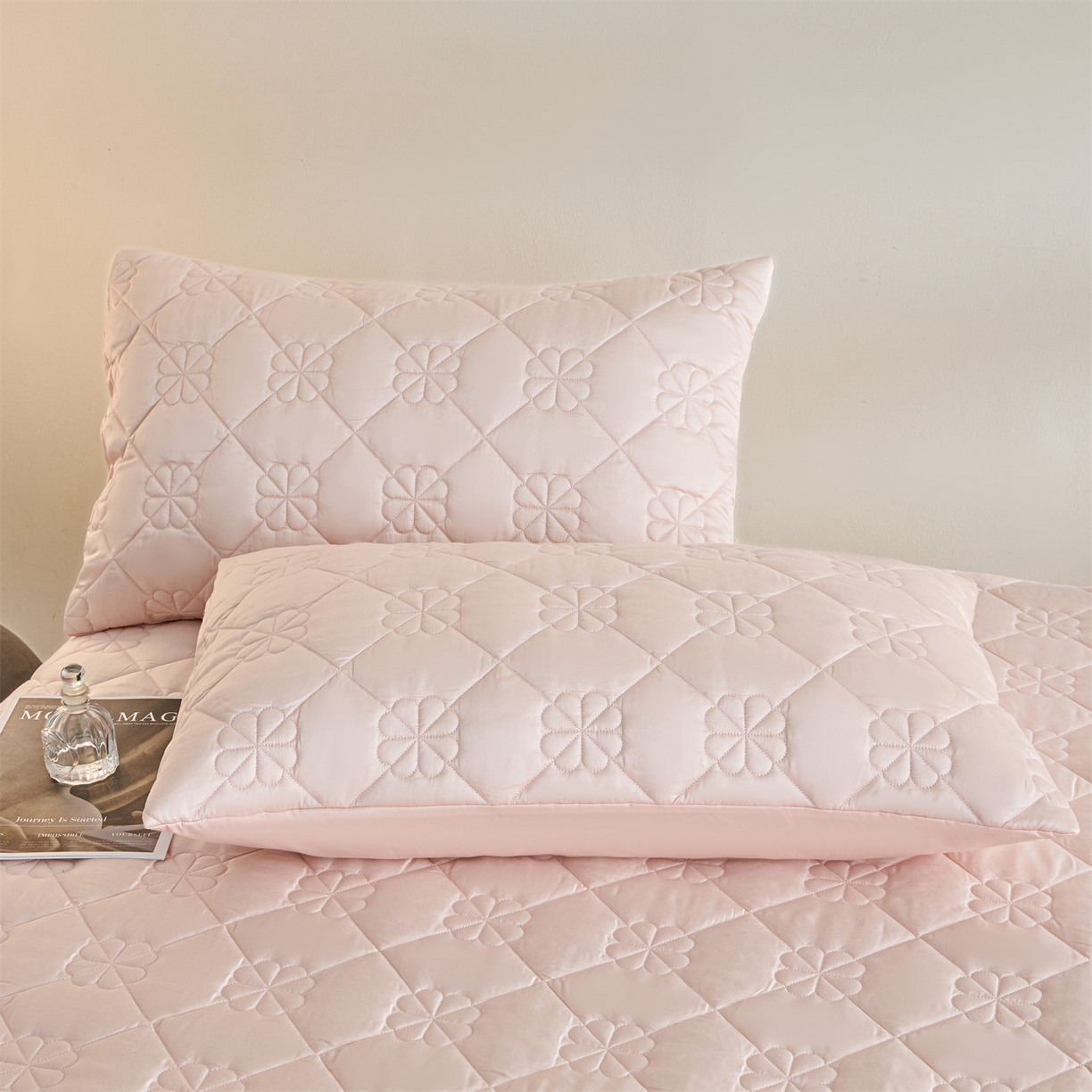 91家纺网 家纺一手货源 找家纺 DC 2026新款莱赛尔天丝夹棉花朵绗缝单品床盖 素粉