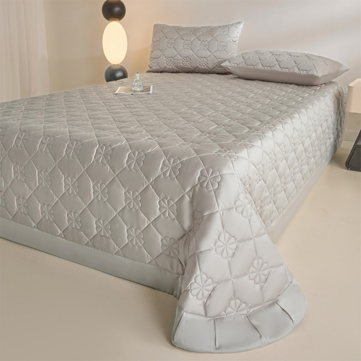 91家纺网 家纺一手货源 找家纺 DC 2026新款莱赛尔天丝夹棉花朵绗缝单品床盖 椰子灰