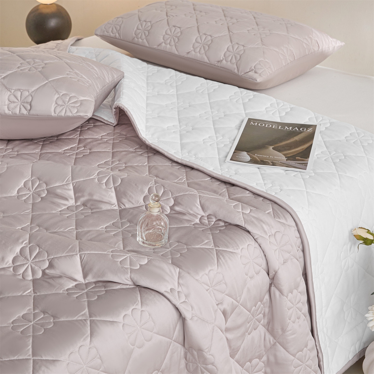 91家纺网 家纺一手货源 找家纺 DC 2026新款莱赛尔天丝夹棉花朵绗缝单品床盖 水雾紫