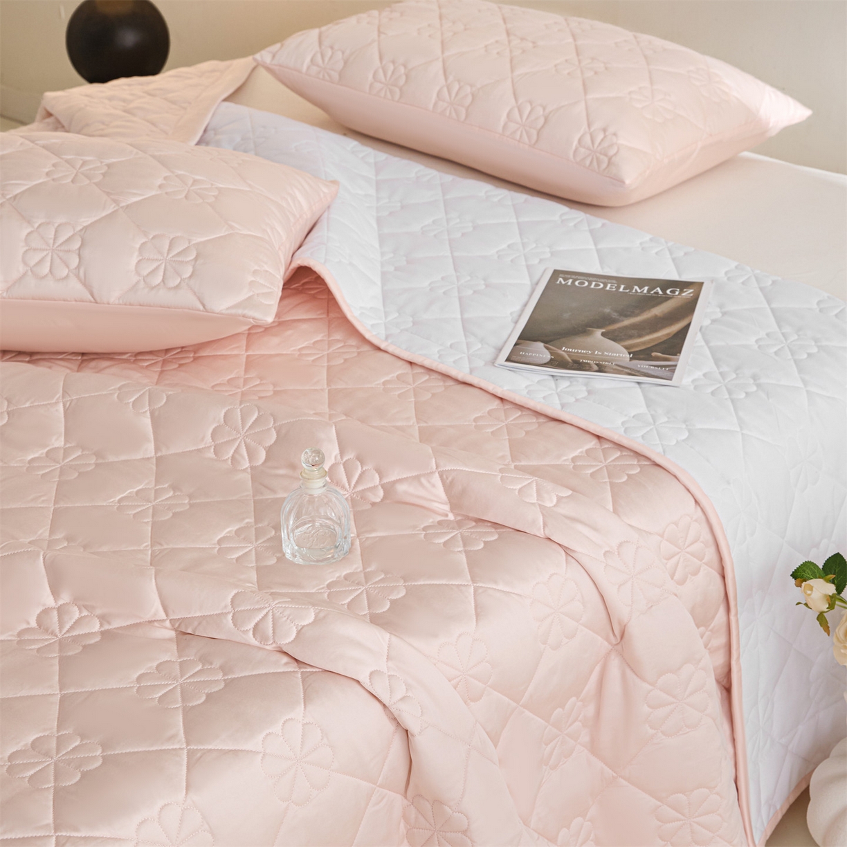 91家纺网 家纺一手货源 找家纺 DC 2026新款莱赛尔天丝夹棉花朵绗缝单品床盖 素粉