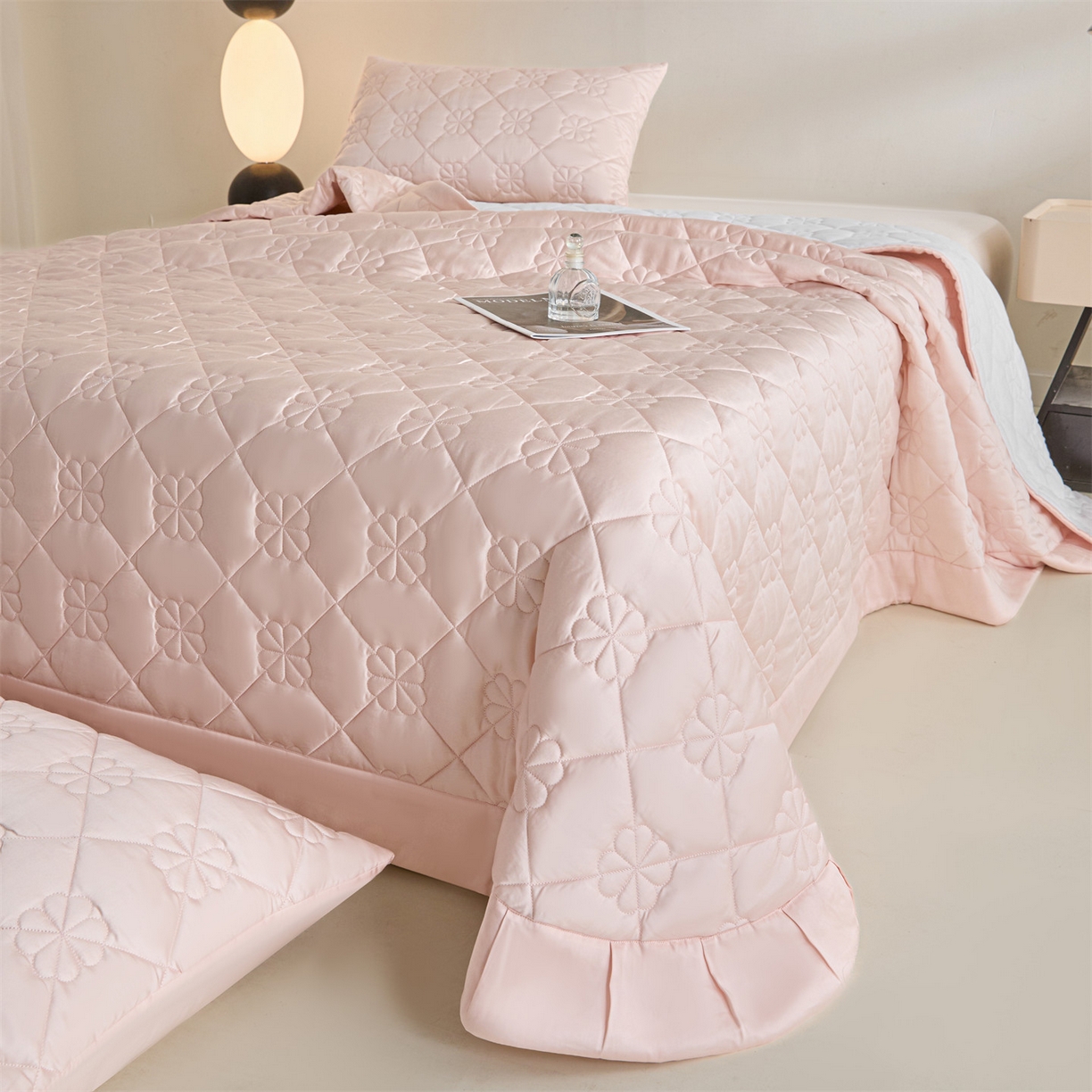 91家纺网 家纺一手货源 找家纺 DC 2026新款莱赛尔天丝夹棉花朵绗缝单品床盖 素粉