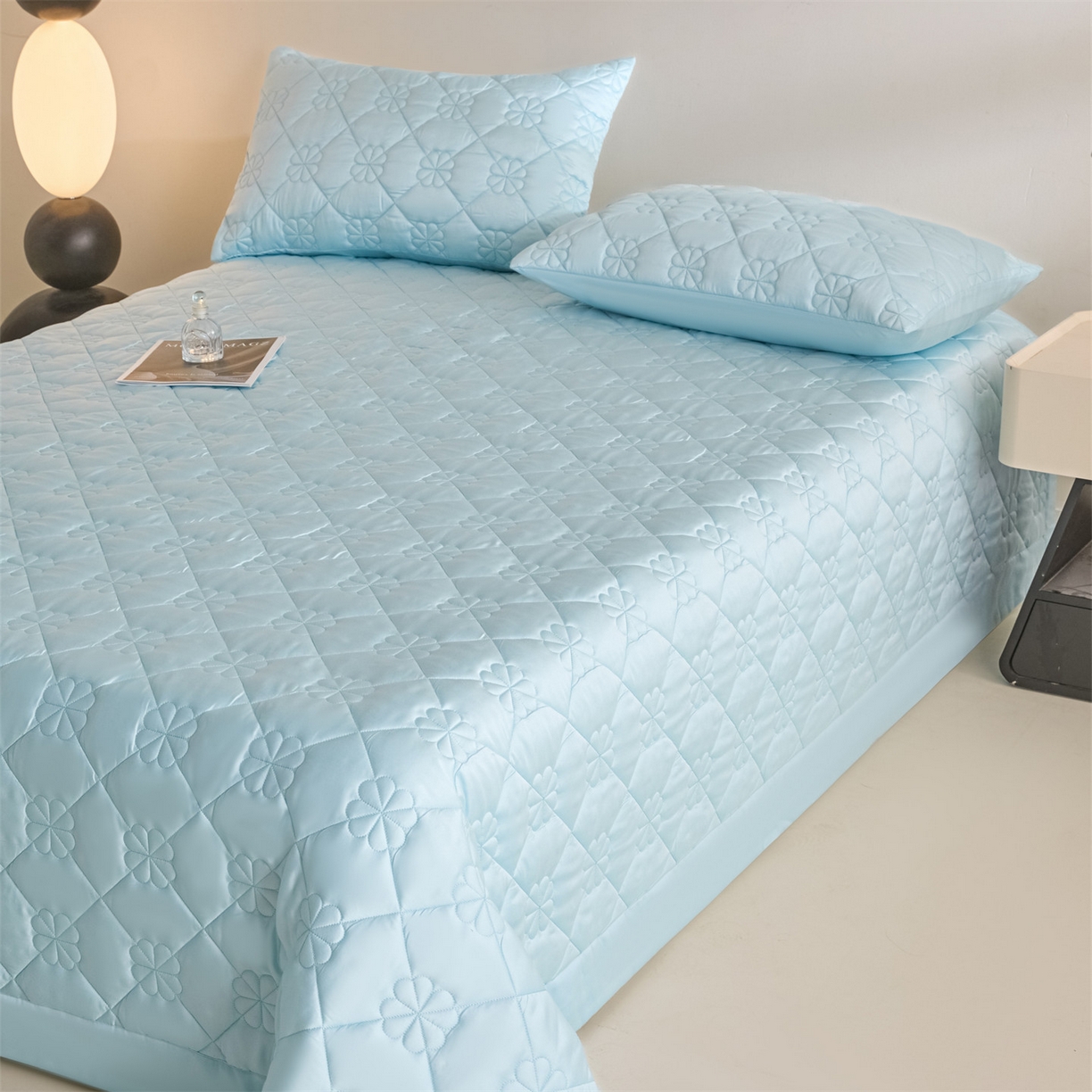 91家纺网 家纺一手货源 找家纺 DC 2026新款莱赛尔天丝夹棉花朵绗缝单品床盖 淡海蓝