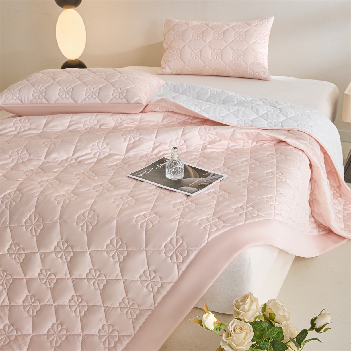 91家纺网 家纺一手货源 找家纺 DC 2026新款莱赛尔天丝夹棉花朵绗缝单品床盖 素粉