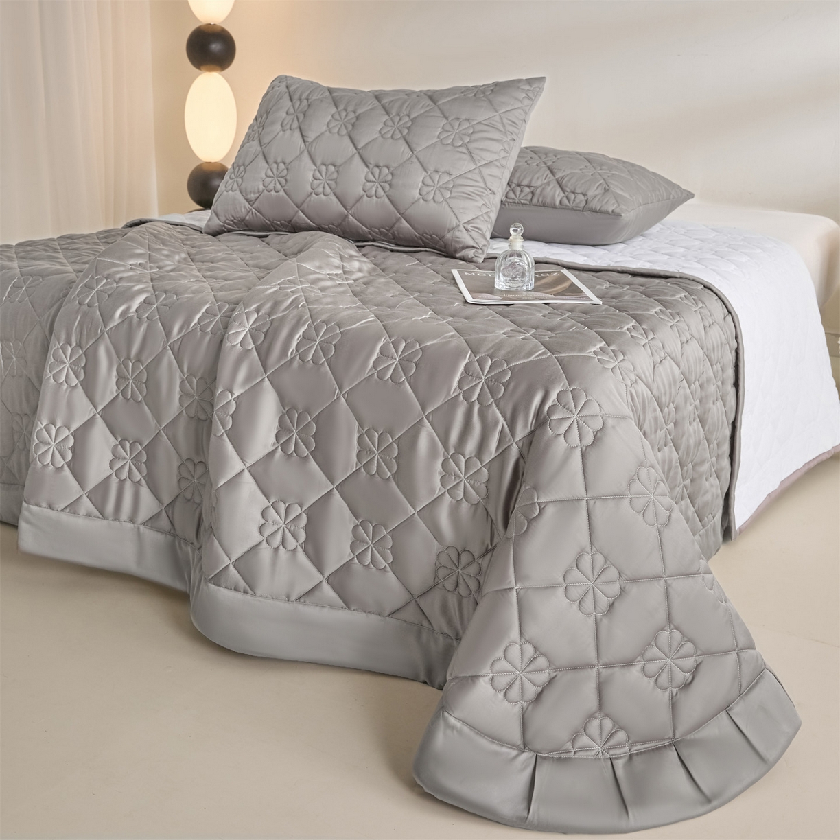 91家纺网 家纺一手货源 找家纺 DC 2026新款莱赛尔天丝夹棉花朵绗缝单品床盖 经典灰