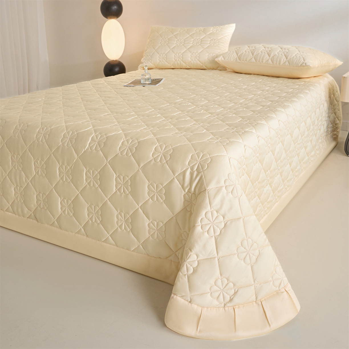 91家纺网 家纺一手货源 找家纺 DC 2026新款莱赛尔天丝夹棉花朵绗缝单品床盖 杏白