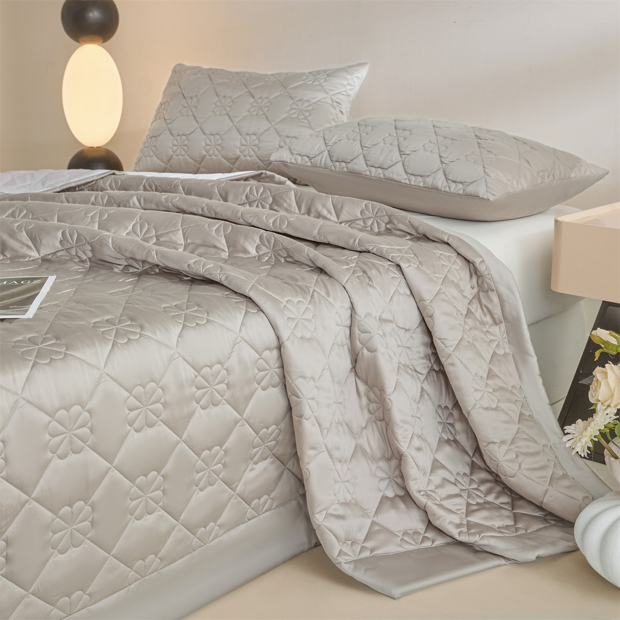 91家纺网 家纺一手货源 找家纺 DC 2026新款莱赛尔天丝夹棉花朵绗缝单品床盖 椰子灰