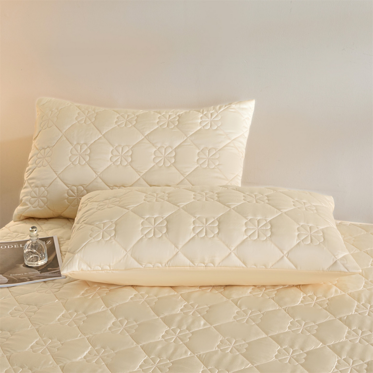 91家纺网 家纺一手货源 找家纺 DC 2026新款莱赛尔天丝夹棉花朵绗缝单品床盖 杏白