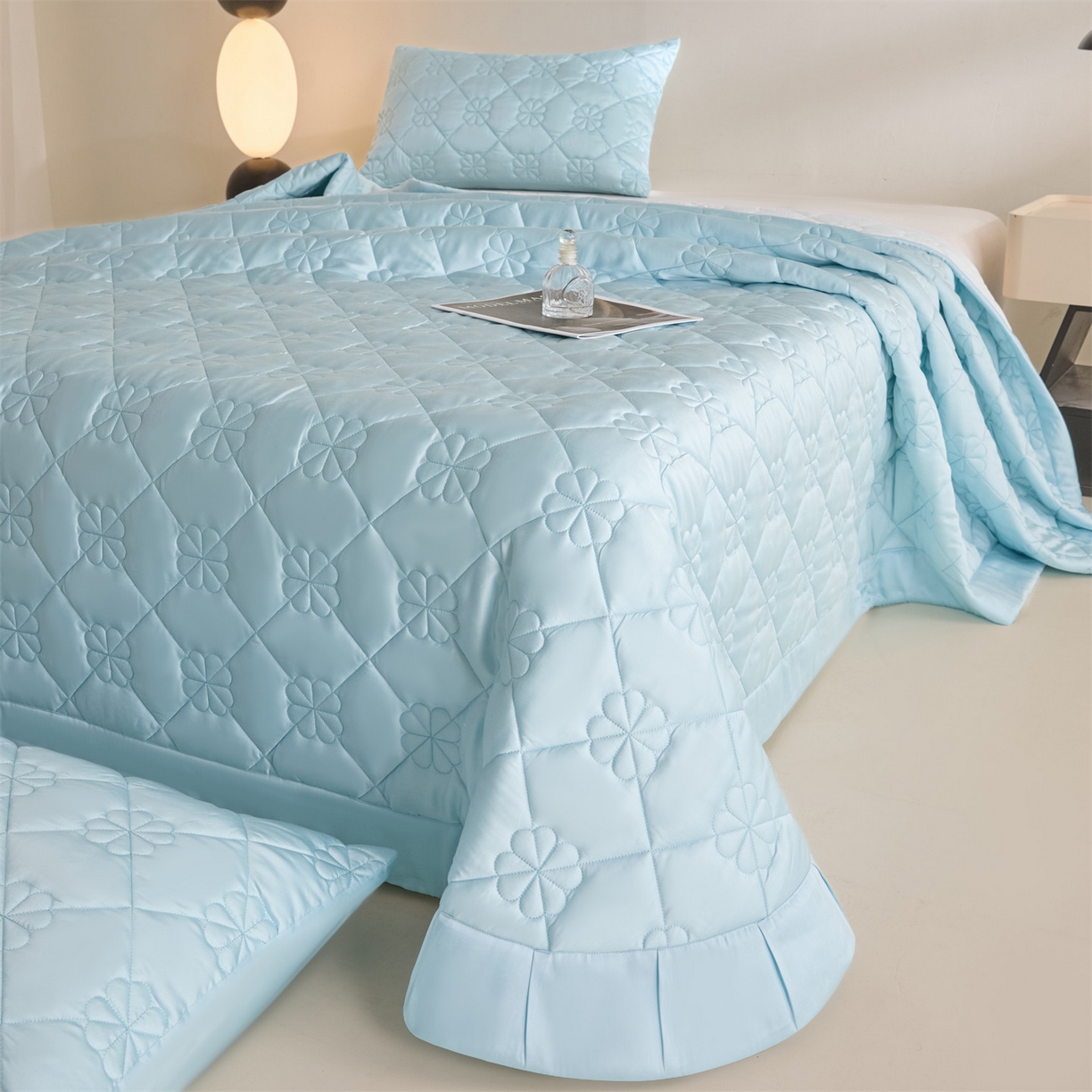 91家纺网 家纺一手货源 找家纺 DC 2026新款莱赛尔天丝夹棉花朵绗缝单品床盖 淡海蓝