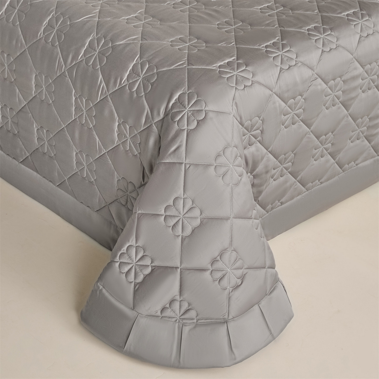 91家纺网 家纺一手货源 找家纺 DC 2026新款莱赛尔天丝夹棉花朵绗缝单品床盖 经典灰