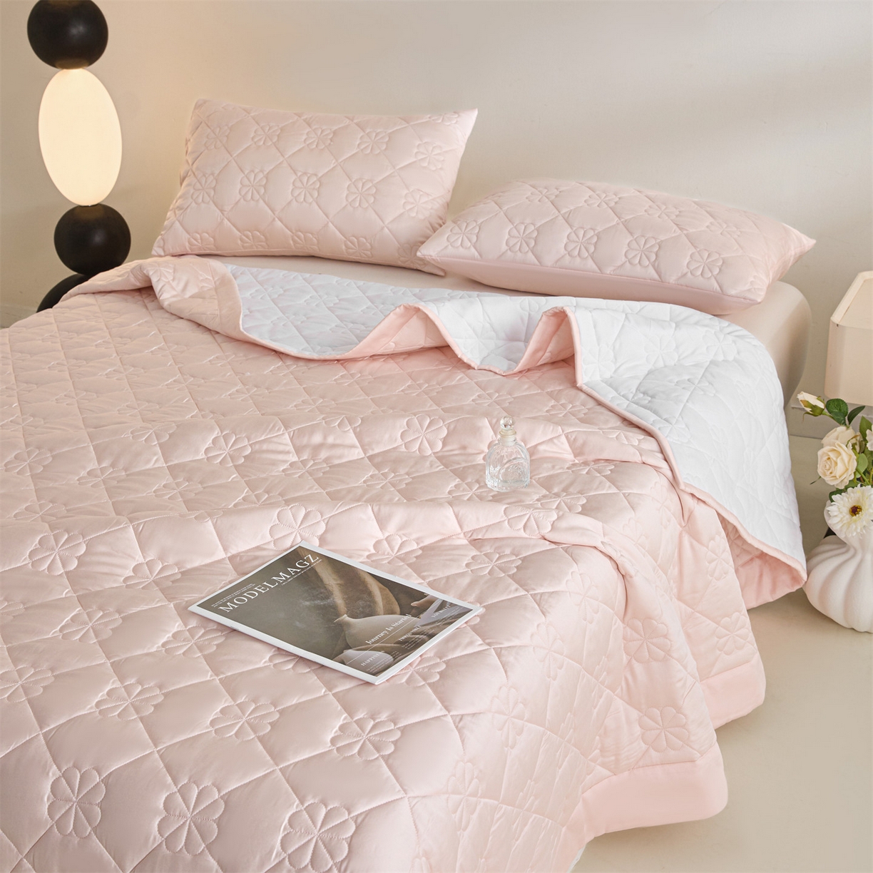 91家纺网 家纺一手货源 找家纺 DC 2026新款莱赛尔天丝夹棉花朵绗缝单品床盖 素粉