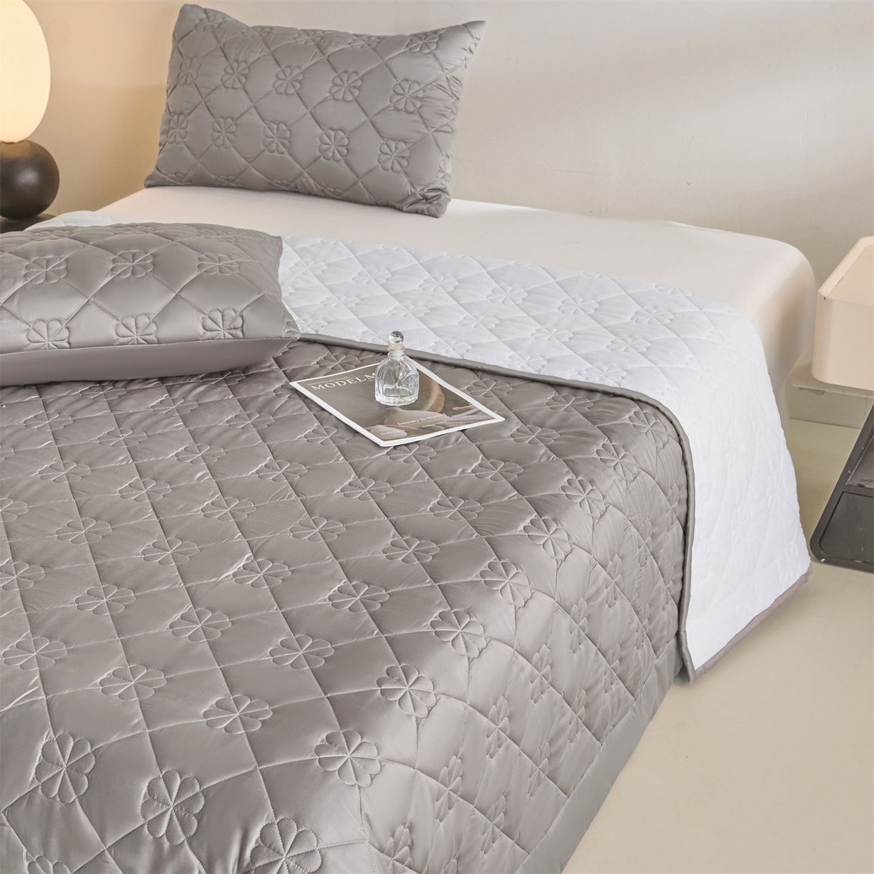 91家纺网 家纺一手货源 找家纺 DC 2026新款莱赛尔天丝夹棉花朵绗缝单品床盖 经典灰