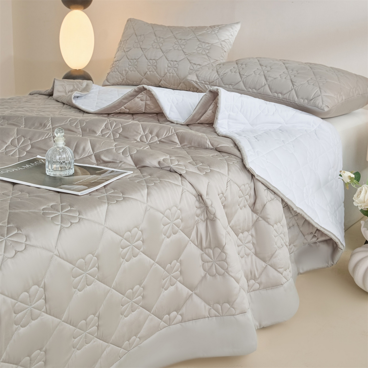 91家纺网 家纺一手货源 找家纺 DC 2026新款莱赛尔天丝夹棉花朵绗缝单品床盖 椰子灰