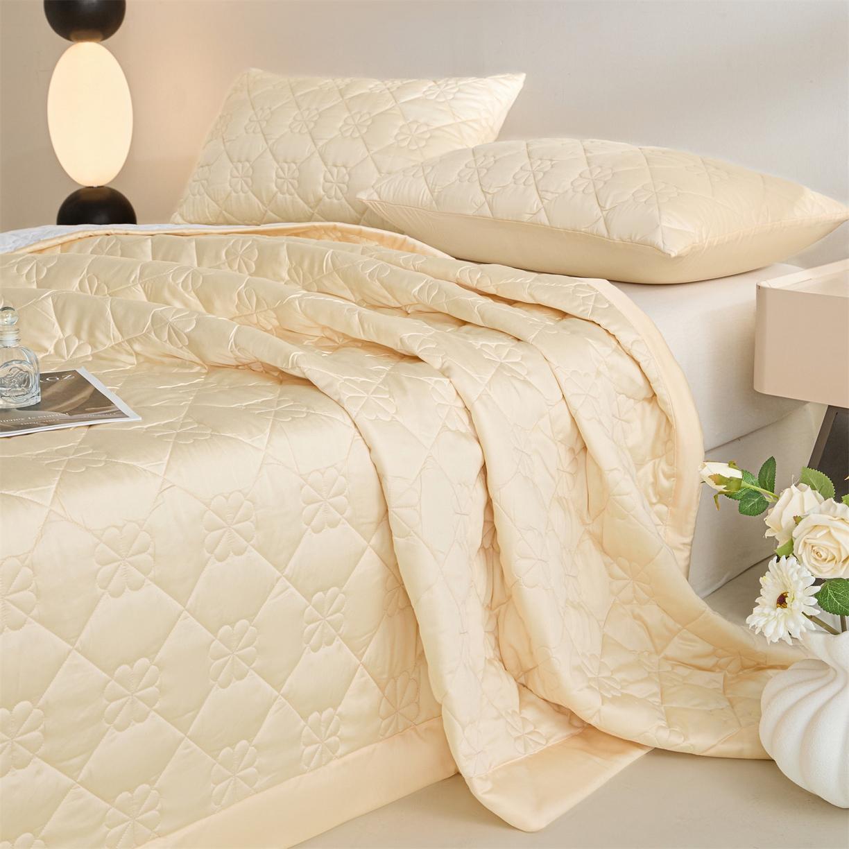 91家纺网 家纺一手货源 找家纺 DC 2026新款莱赛尔天丝夹棉花朵绗缝单品床盖 杏白