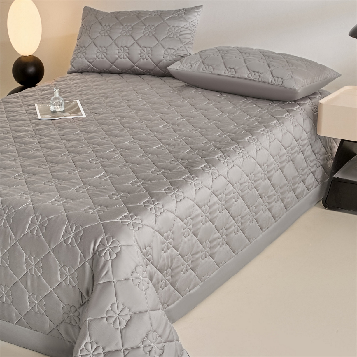 91家纺网 家纺一手货源 找家纺 DC 2026新款莱赛尔天丝夹棉花朵绗缝单品床盖 经典灰